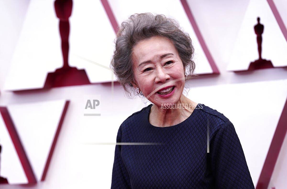 Youn Yuh-jung llega a los Oscars el domingo, 25 de abril de 2021, en Union Station Los Ángeles ...