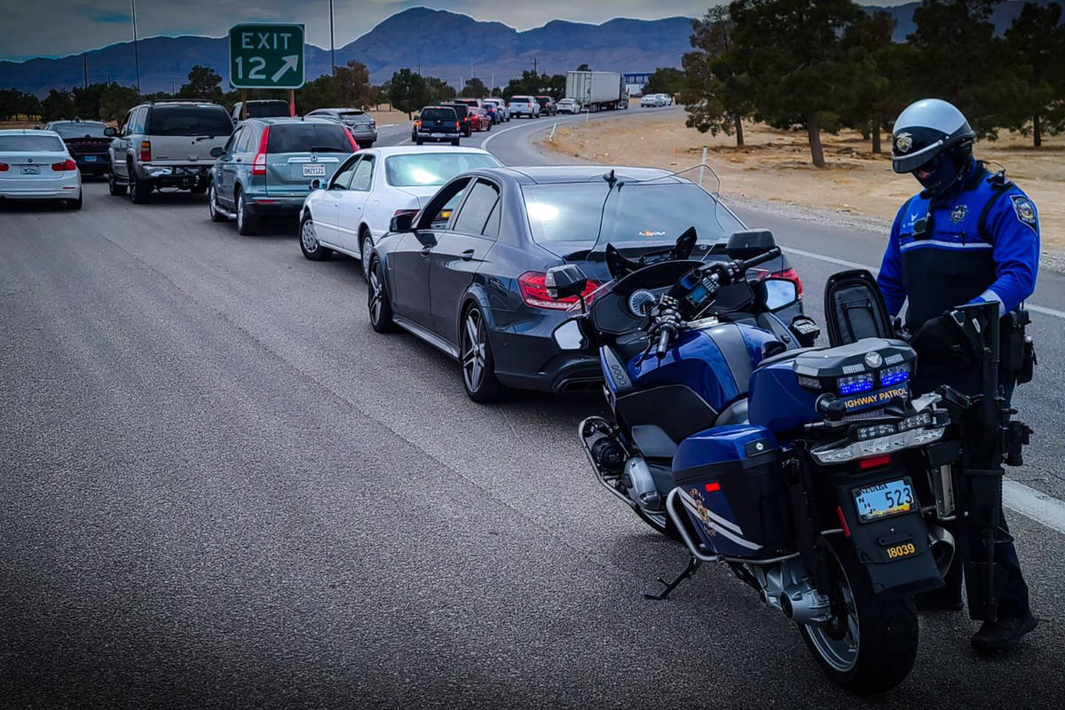 Un agente de la Nevada Highway Patrol detiene a conductores por circular por el arcén de la ca ...