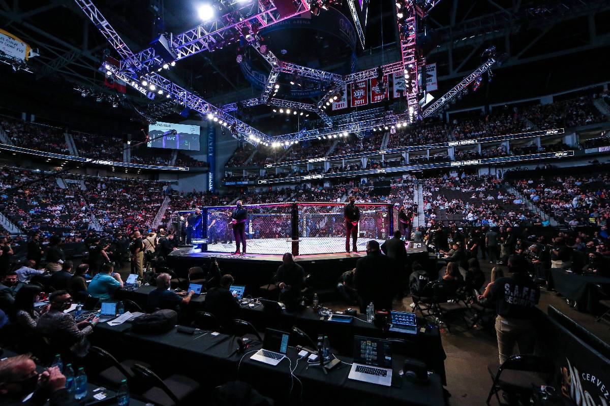 Los aficionados esperan la próxima pelea durante un evento de artes marciales mixtas de UFC 26 ...