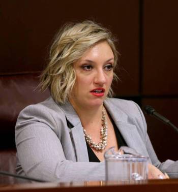 La senadora Nicole Cannizzaro preside durante una reunión del Comité Judicial en febrero de 2 ...