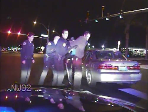 Un video de la Nevada Highway Patrol de 2010 muestra a los agentes ayudando a Adam Greene, un c ...