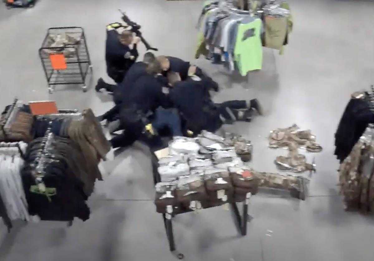 Captura de pantalla del video de vigilancia de Sportsman's Warehouse en el que se ve al sargent ...