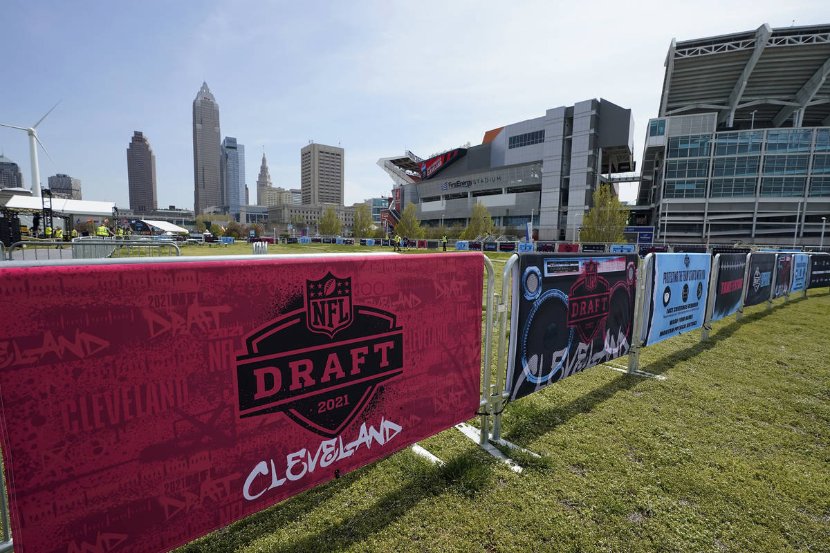 Letreros del Draft de la NFL decoran la zona de experiencia de los fans cerca del First Energy ...