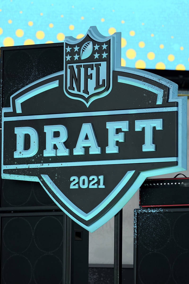 Una vista general del logo del Draft de la NFL 2021 el martes, 27 de abril de 2021, en Clevelan ...