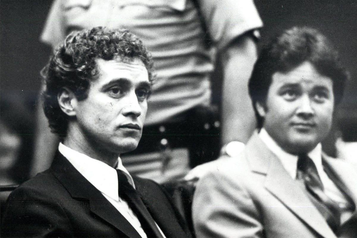 Esta foto de archivo de 1982 muestra a Pat McKenna, a la izquierda, conocido como el preso más ...