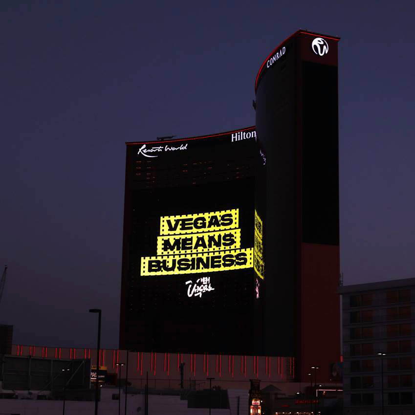 Por la noche, el mensaje "Vegas Means Business" destaca en la enorme pantalla digital de Resort ...