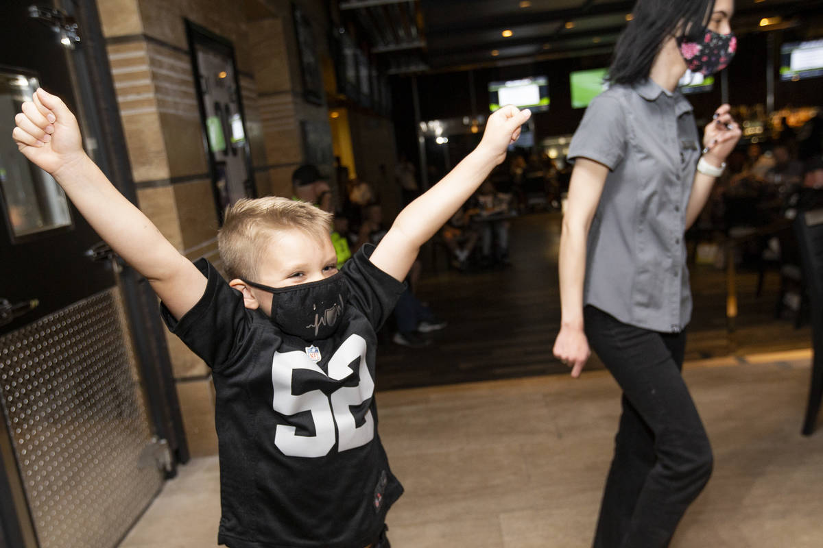 Benjamin Perks, de cinco años, de Las Vegas, aplaude justo antes de que los Raiders anunciaran ...