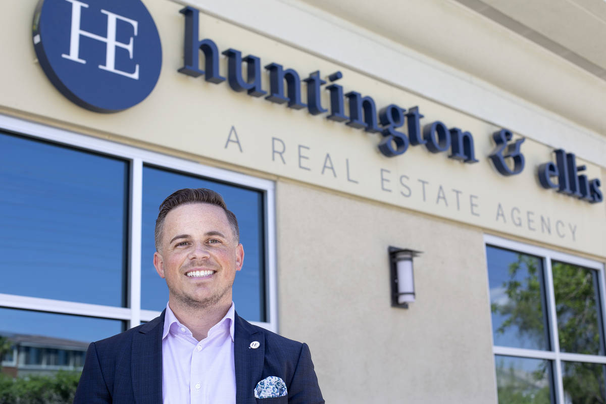 El agente inmobiliario de Las Vegas, Craig Tann, en su agencia inmobiliaria, Huntington and Ell ...