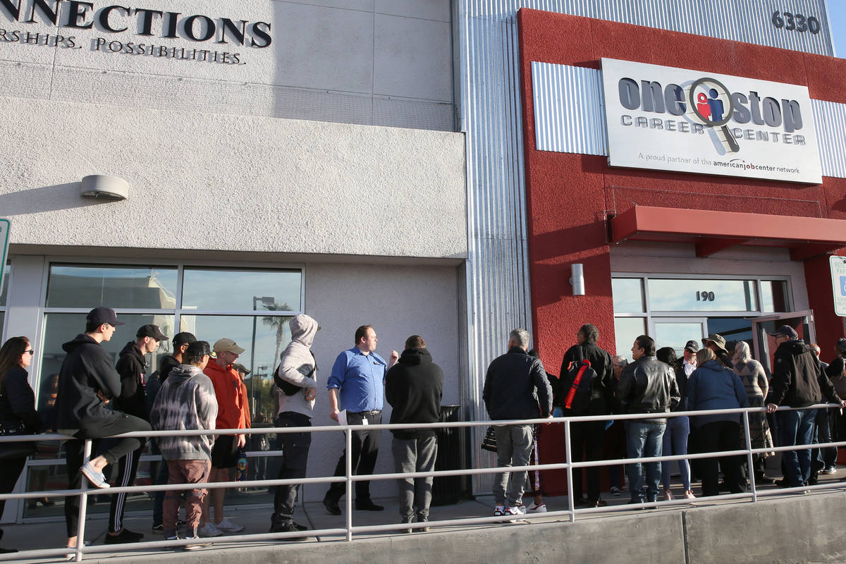Gente espera en la fila del One-Stop Career Center en esta foto de archivo del 16 de marzo de 2 ...