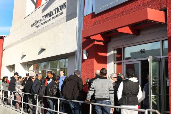 Gente espera en la fila del One-Stop Career Center en esta foto de archivo del 16 de marzo de 2 ...