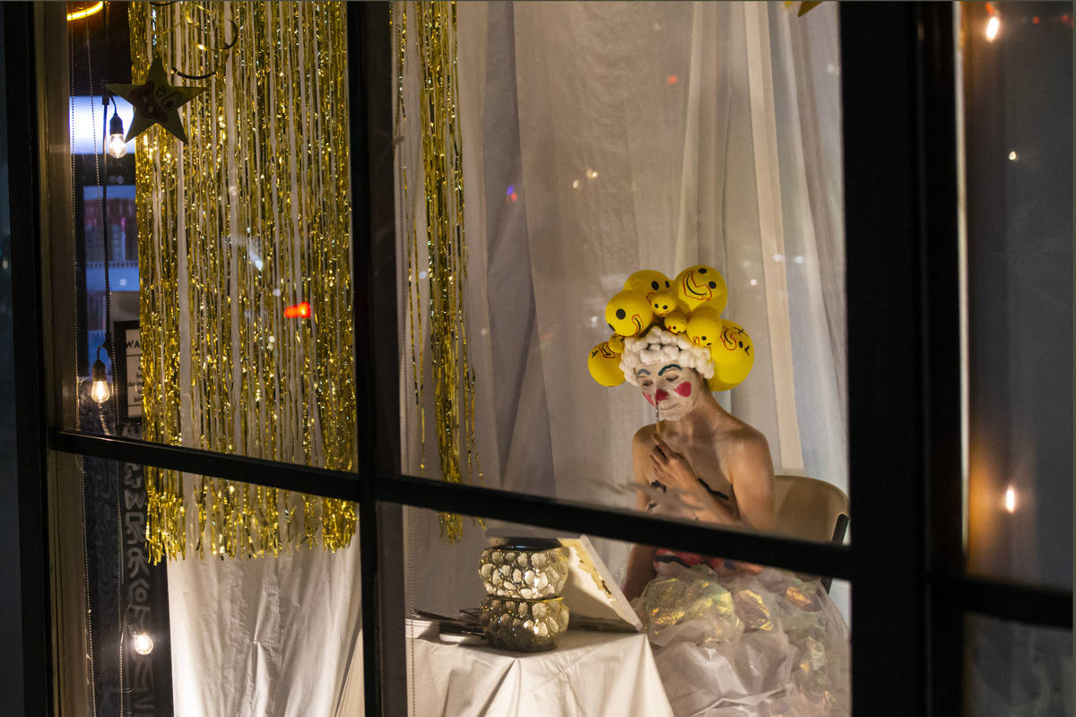 Heidi Rider actúa desde las ventanas del Majestic Repertory Theatre, en el Arts District del c ...