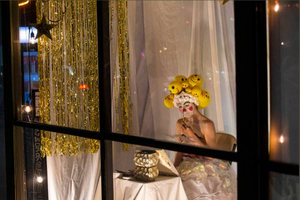 Heidi Rider actúa desde las ventanas del Majestic Repertory Theatre, en el Arts District del c ...