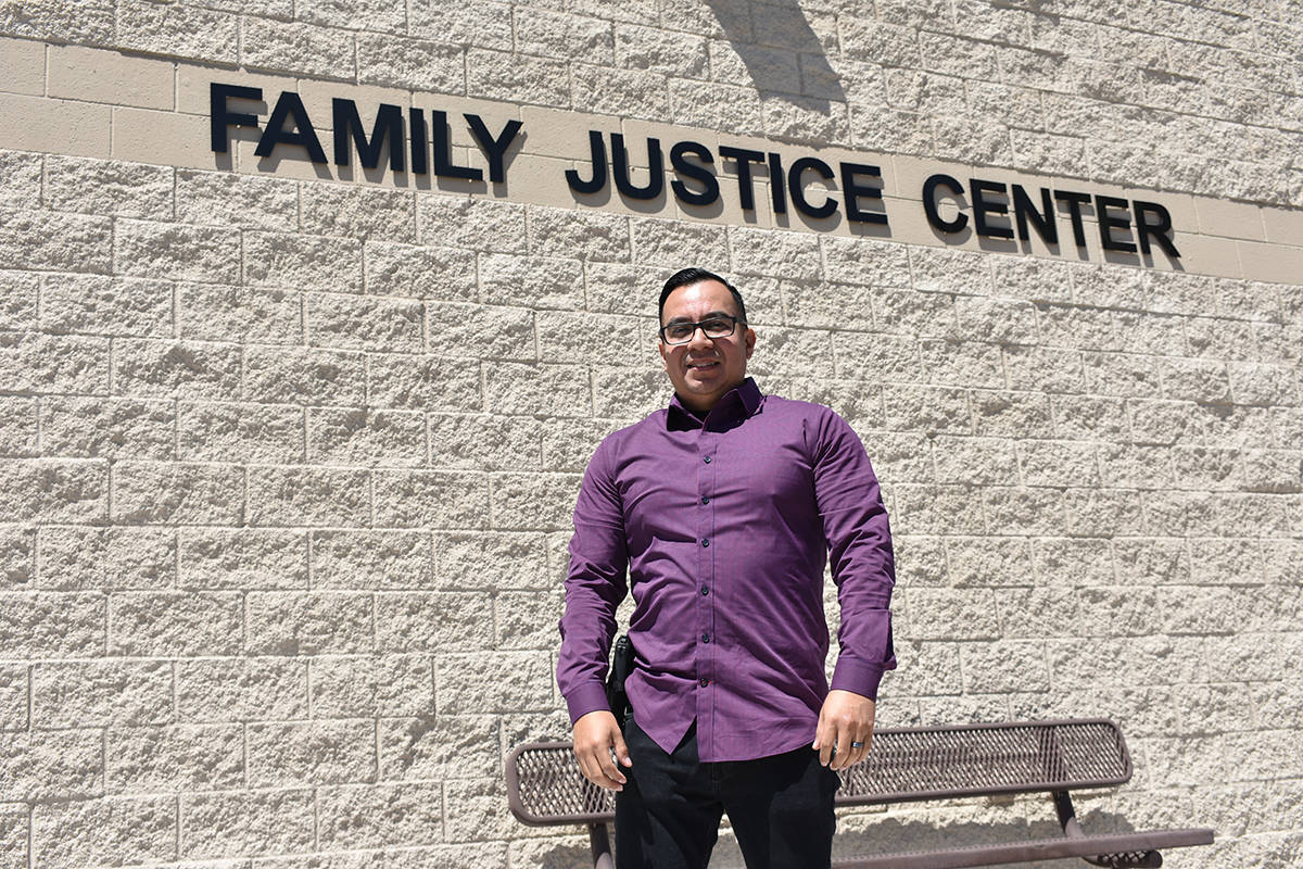 El detective Juan Fernández recibió a El Tiempo en el Family Justice Center para explicar el ...