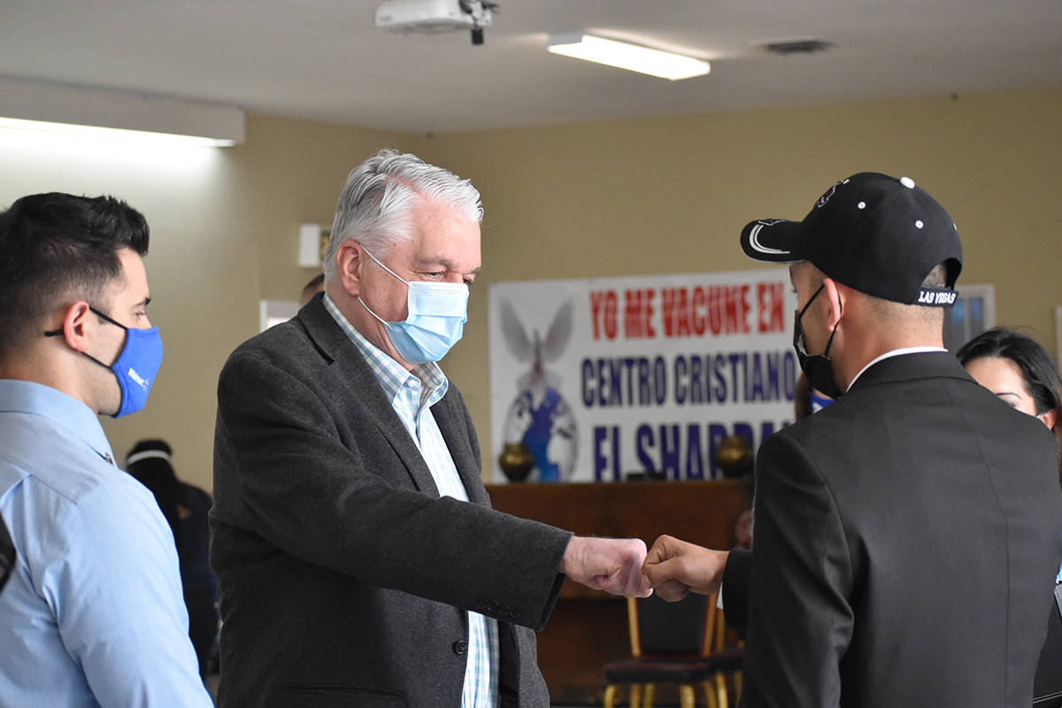 El pastor Marko Gamboa (de espaldas) recibió al gobernador del estado, Steve Sisolak. Michael ...