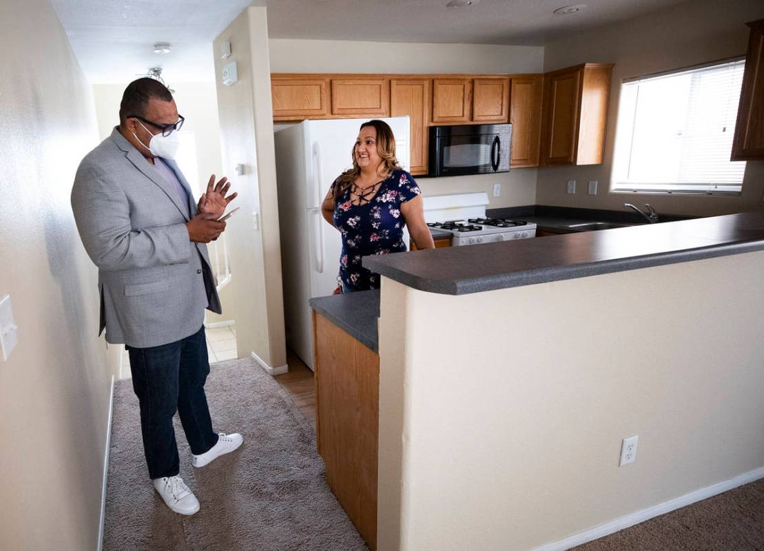 El agente inmobiliario Cassidy Cotten, a la derecha, muestra una vivienda a la compradora por p ...