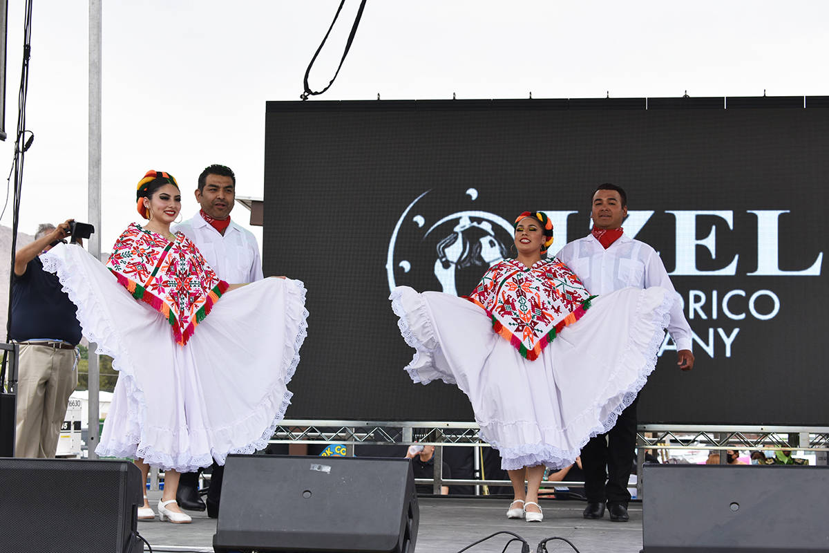 Ballet Izel presentó una danza folclórica durante la celebración oficial del Cinco de Mayo e ...
