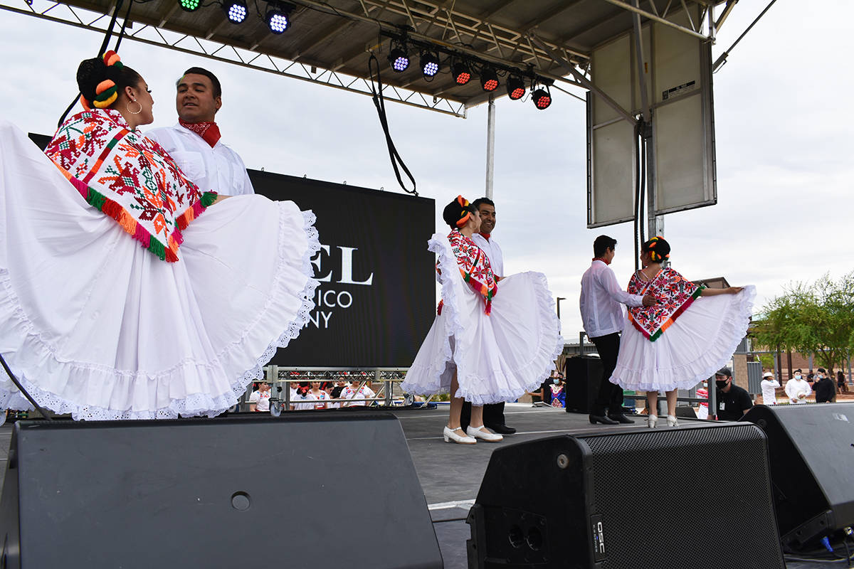 Ballet Izel presentó una danza folclórica durante la celebración oficial del Cinco de Mayo e ...