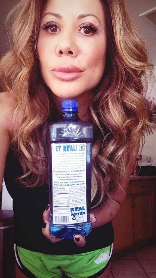 La luchadora de artes marciales mixtas Lisa King recibió botellas gratis de Real Water a cambi ...