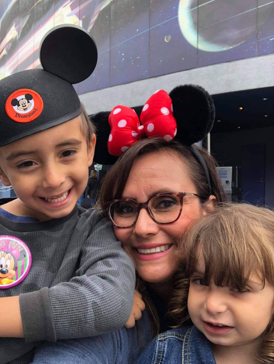 La jueza Adriana Rincón -White y su pequeña Briana y su hijo Bryce en un viaje a Disneyland. ...