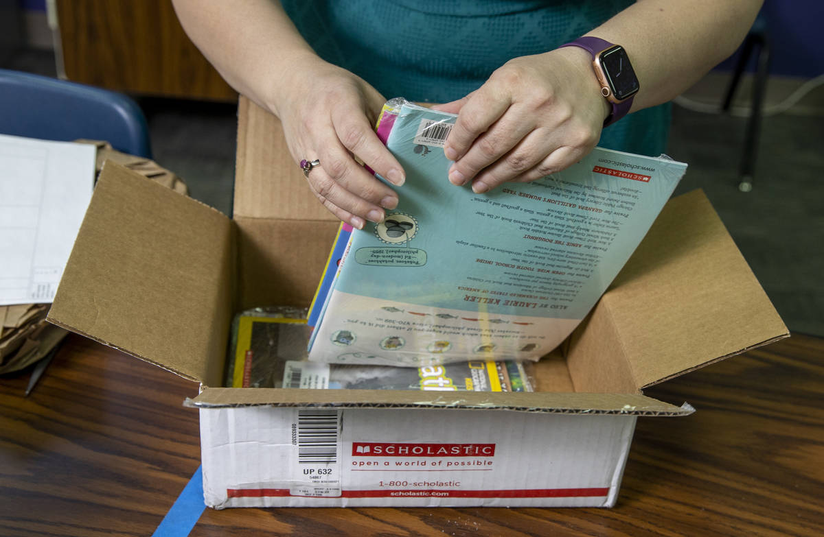 La profesora de Long STEAM Academy, Shana Prue, desempaqueta cajas de material escolar en su au ...