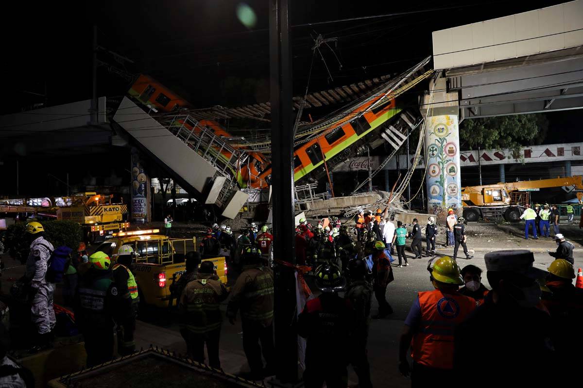 Personal de rescate recupera cuerpos de la escena de un accidente donde vagones del metro cayer ...