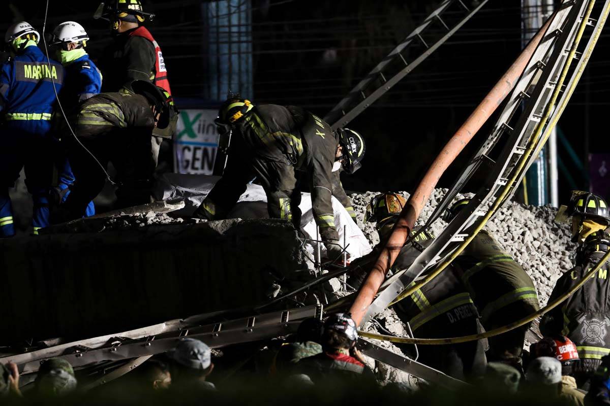Personal de rescate recupera cuerpos de la escena de un accidente donde vagones del metro cayer ...