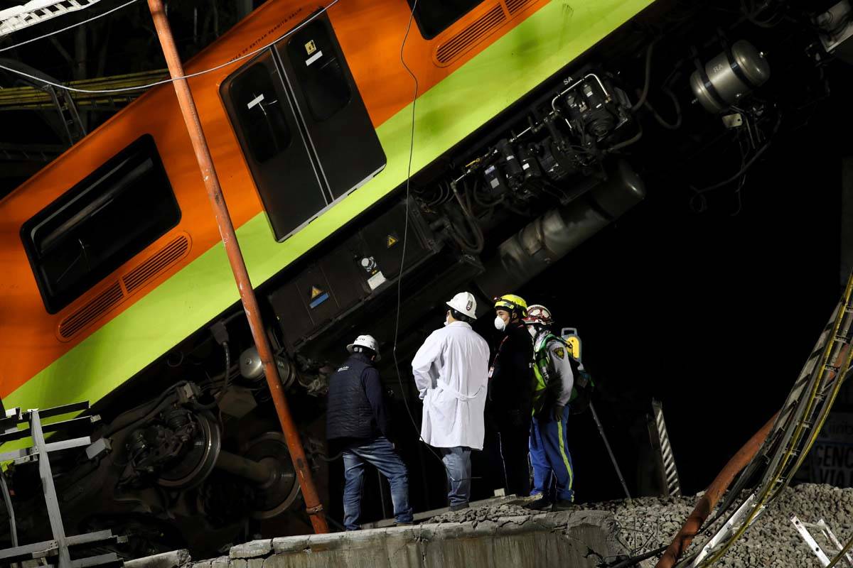 Personal trabaja en las labores de rescate tras la caída de vagones del metro al colapsar un t ...