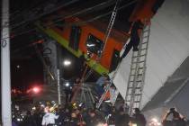 Bomberos y personal de rescate de la Ciudad de México trabajan para recuperar a las víctimas ...