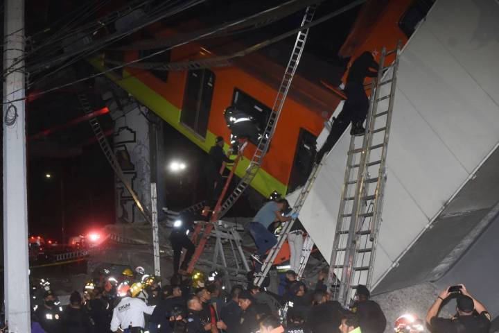 Bomberos y personal de rescate de la Ciudad de México trabajan para recuperar a las víctimas ...
