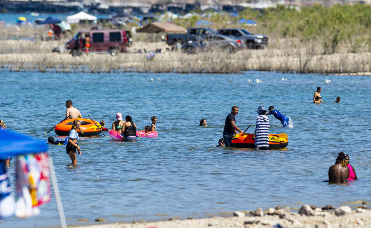 La gente se relaja en el agua en Boulder Beach en Lake Mead National Recreation Area el miérco ...