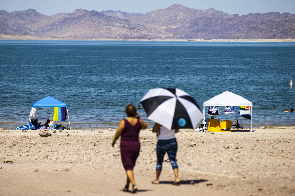 La gente se relaja en el agua en Boulder Beach en Lake Mead National Recreation Area el miérco ...