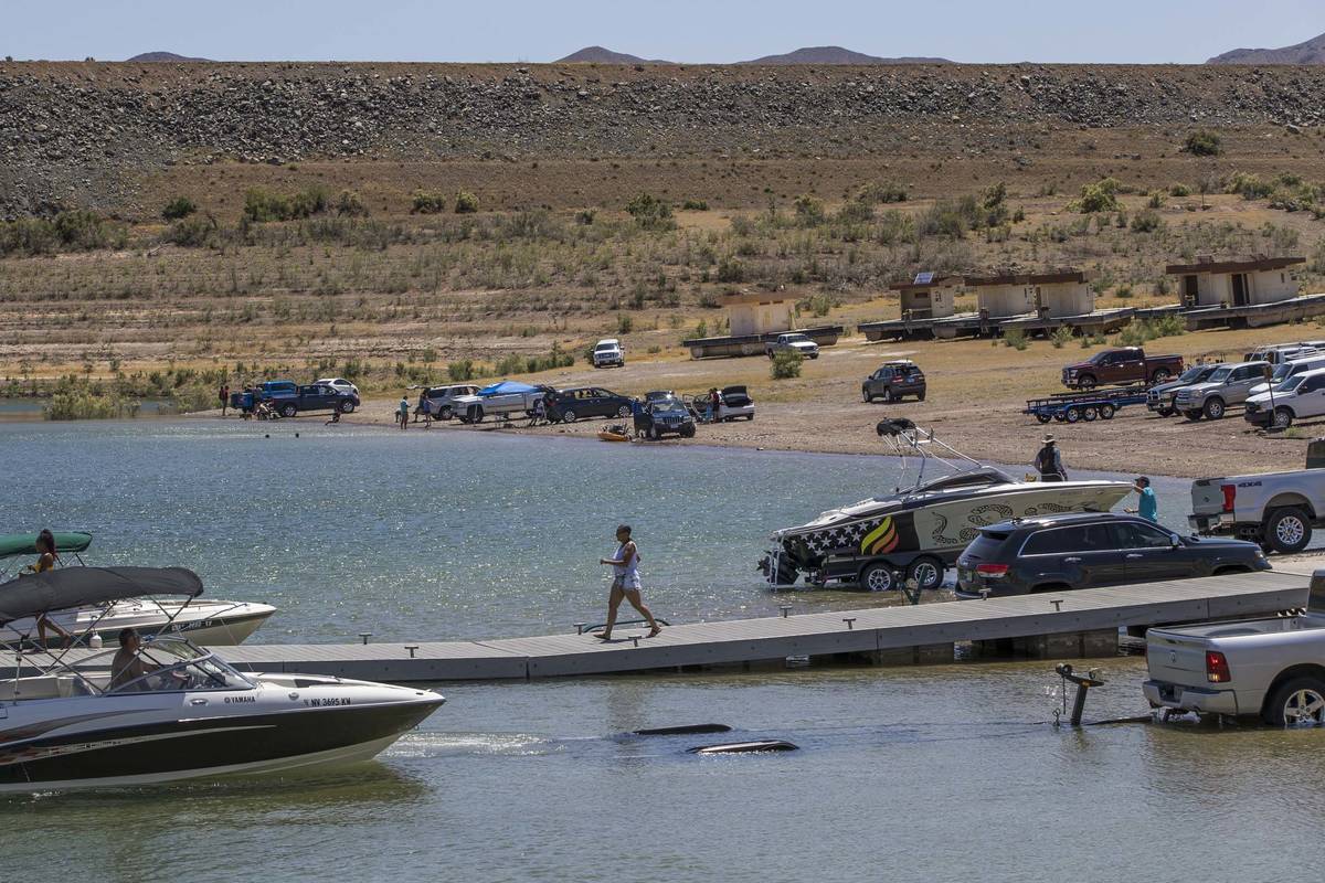 Navegantes entran y salen del agua en el puerto de Boulder en Lake Mead National Recreation Are ...
