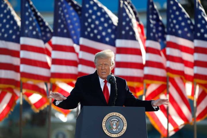 El presidente Donald Trump habla a la multitud antes de abordar el Air Force One en Andrews Air ...