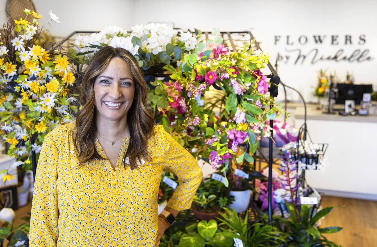 Michelle Jones, propietaria de Flowers by Michelle, en su tienda del noroeste del valle el mié ...