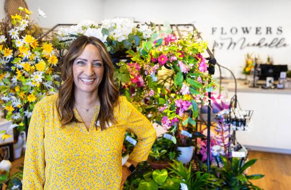 Michelle Jones, propietaria de Flowers by Michelle, en su tienda del noroeste del valle el mié ...