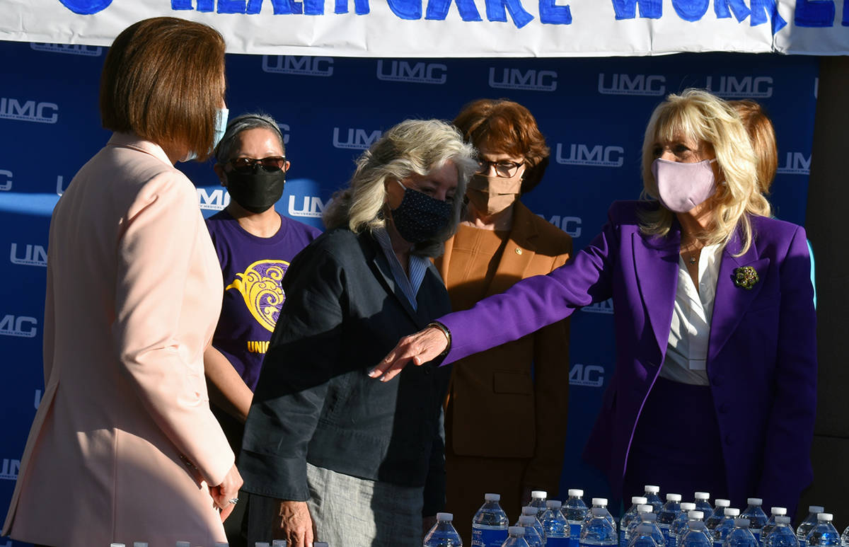 La primera dama, Jill Biden habló con la gente que esperaba en el UMC. Caminó hacia una mesa ...
