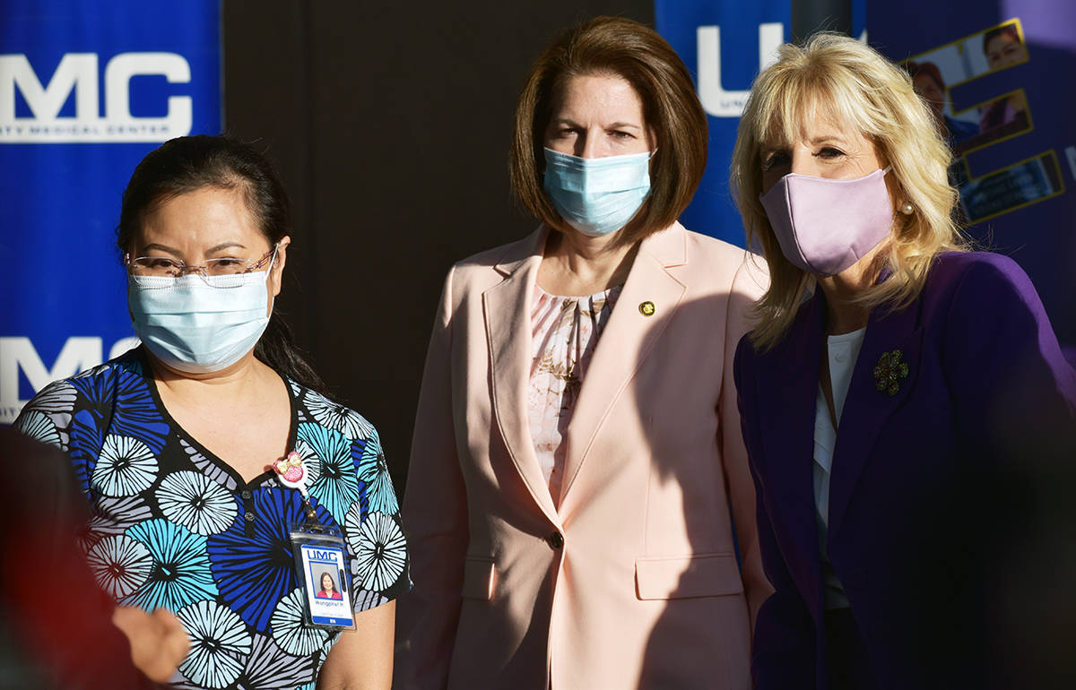La primera dama Jill Biden visitó enfermeras y escuela de Las Vegas. En la foto, desde la izqu ...