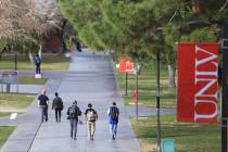 Estudiantes caminan por la UNLV. (Las Vegas Review-Journal)