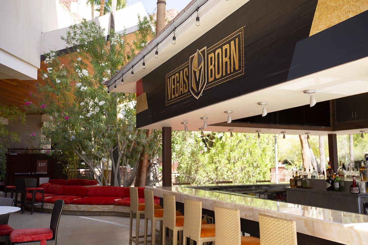 El bar de la piscina en el patio del popup temático de los Golden Knights en Crimson Lounge de ...