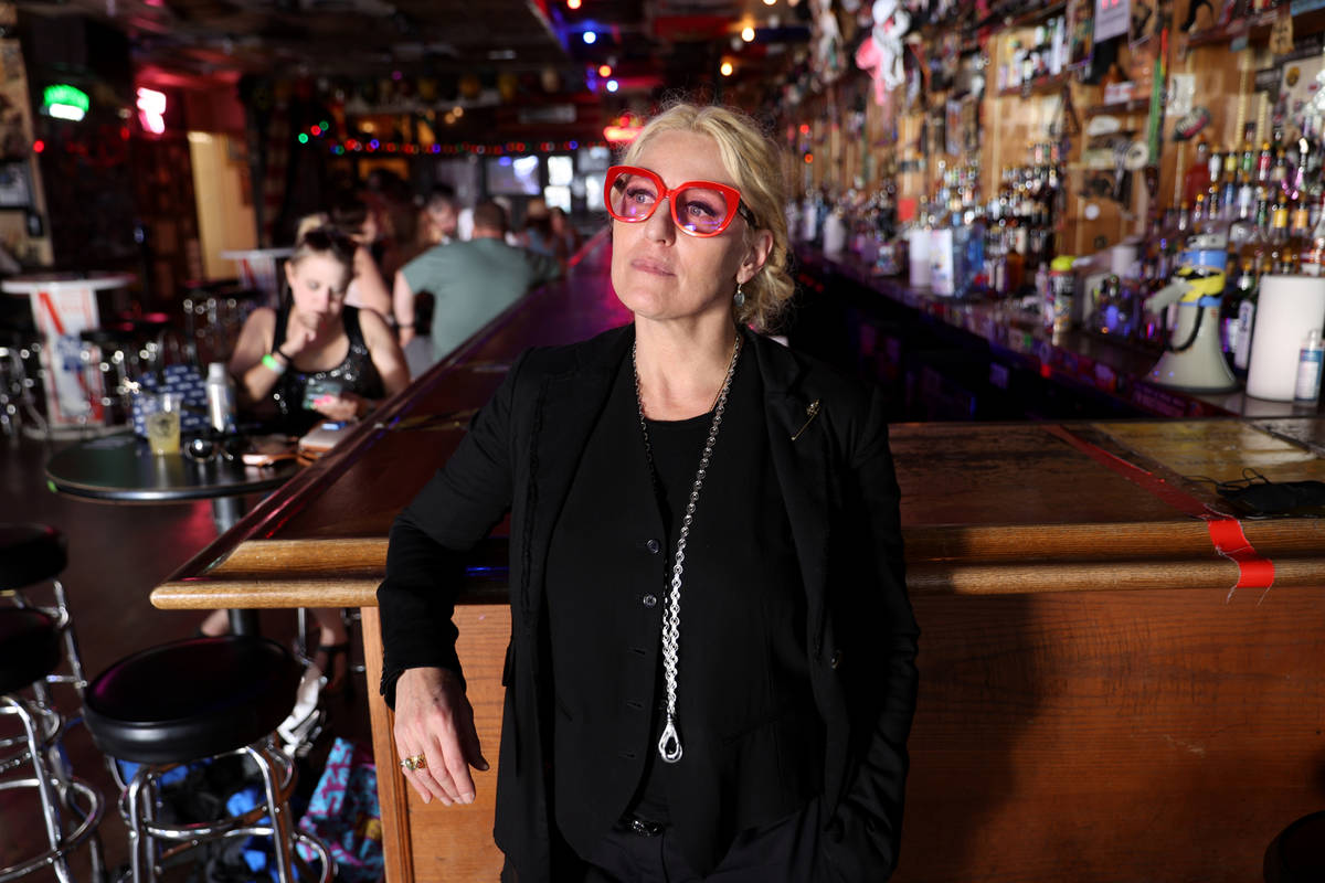 Michelle Dell, propietaria de Hogs & Heifers Saloon, en su bar en Third Street, en el centro de ...