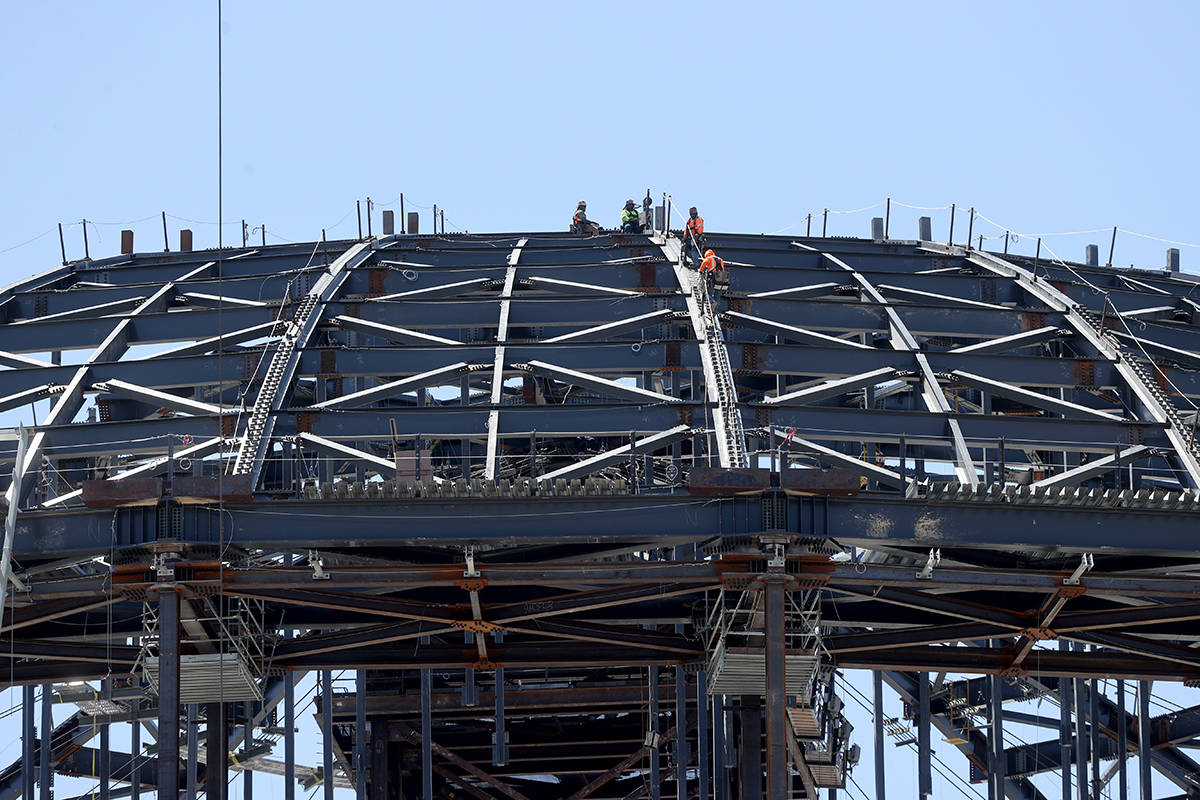Trabajadores en la MSG Sphere en The Venetian mientras la estructura comienza a tomar forma con ...