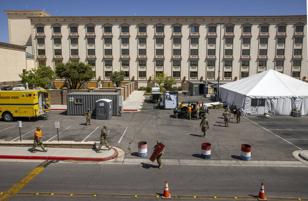 Las tropas de la Guardia Nacional de Nevada comienzan a instalarse mientras el Distrito de Salu ...