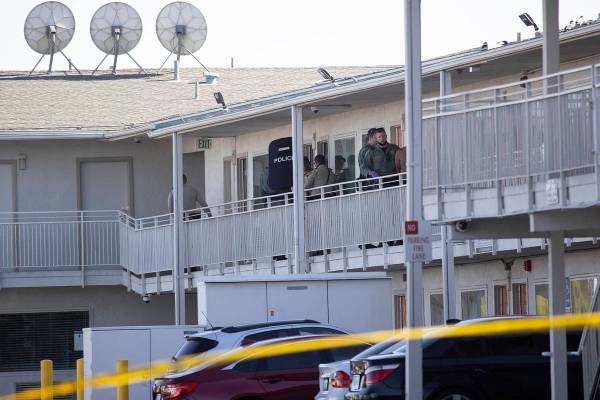 La policía investiga la escena de un homicidio en Motel 6 cerca de Koval Lane y Tropicana Aven ...