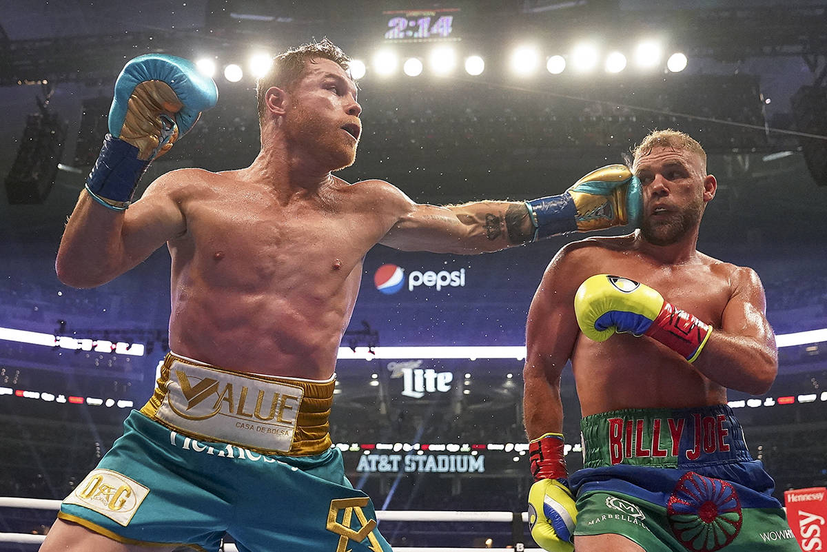 "Canelo" Álvarez, izquierda, conecta a Billy Joe Saunders durante un combate de boxeo por el c ...