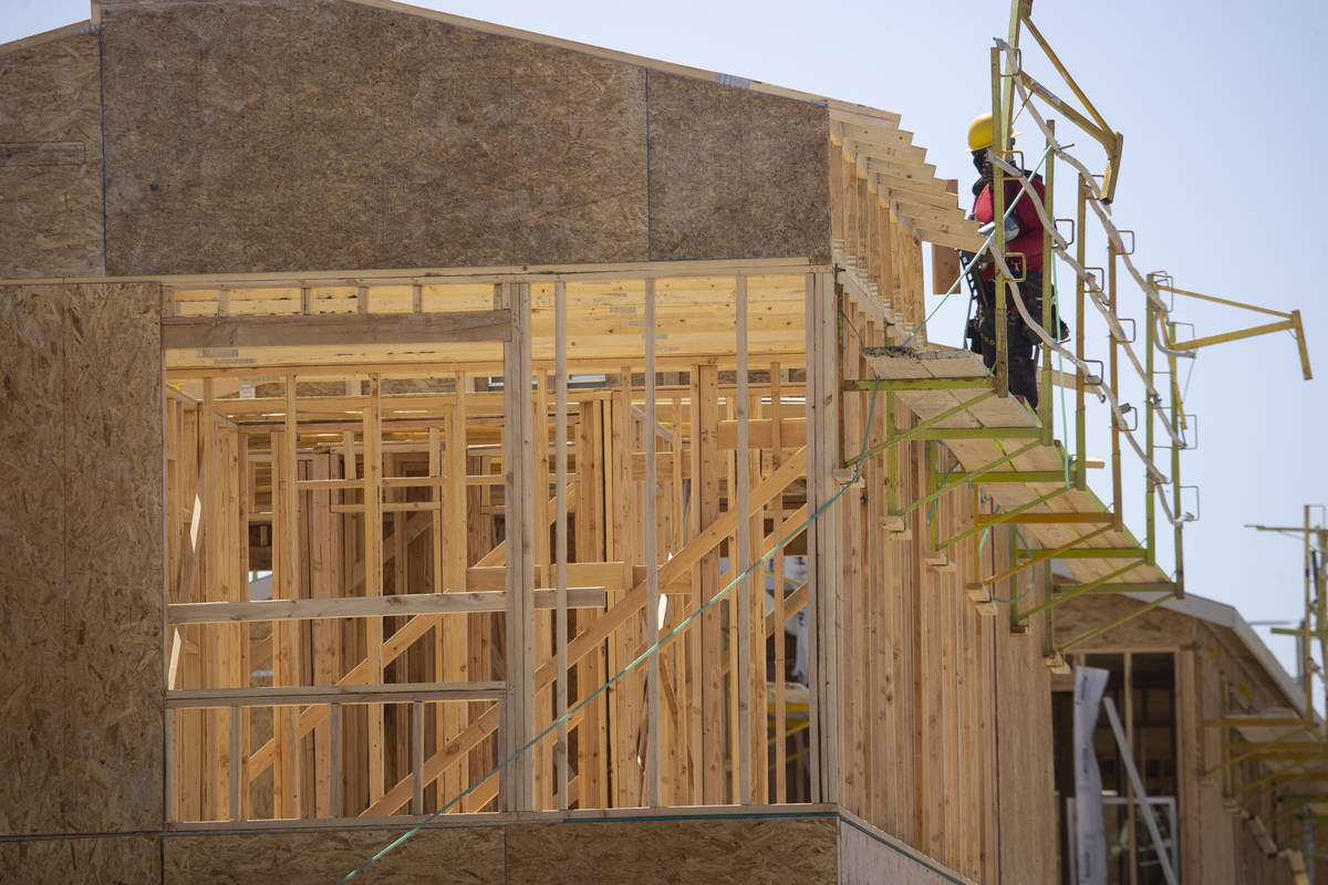 Trabajadores de la construcción construyen nuevas casas cerca de W Elkhorn Road y N Aviary Way ...