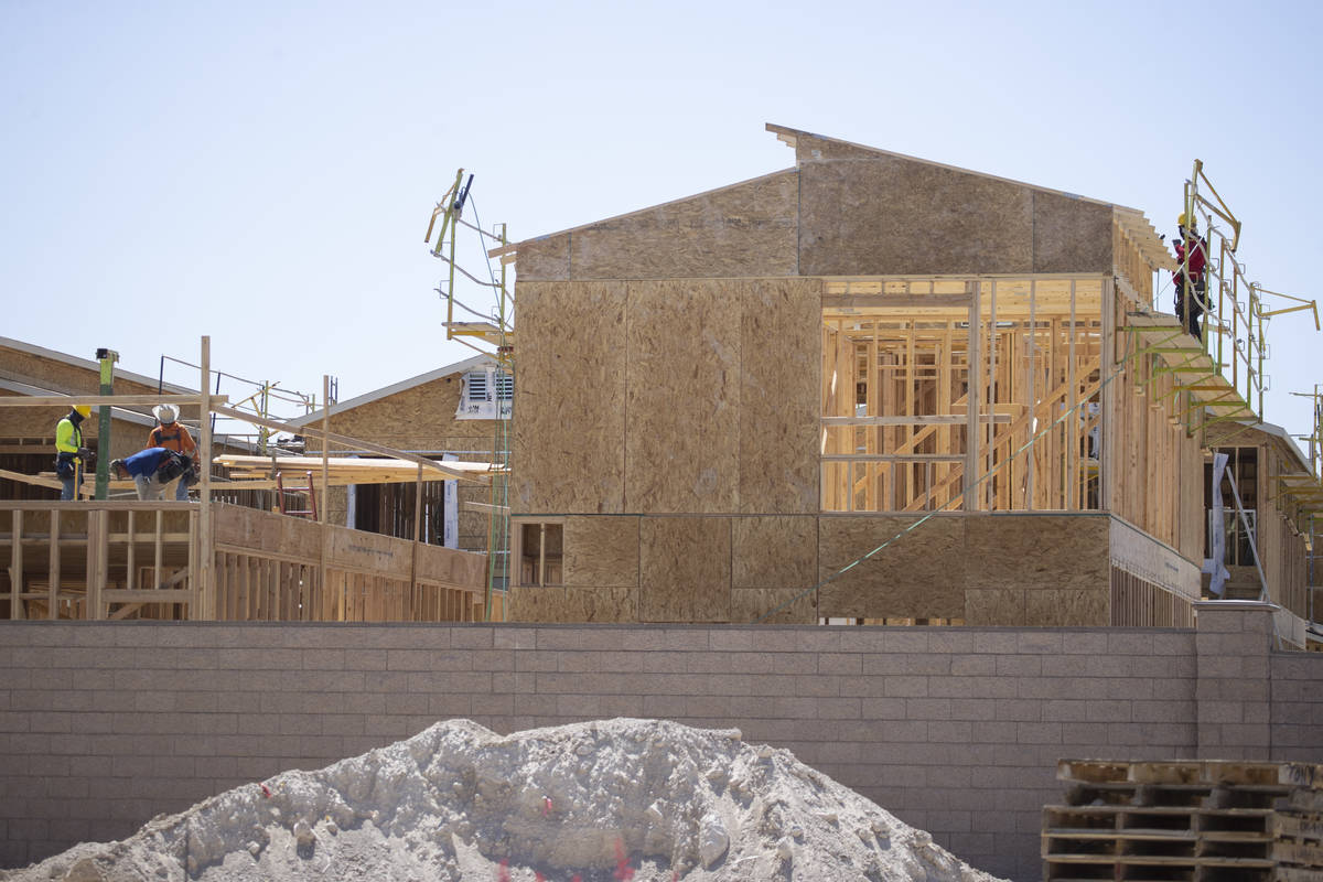 Trabajadores de la construcción construyen nuevas casas cerca de W Elkhorn Road y N Aviary Way ...