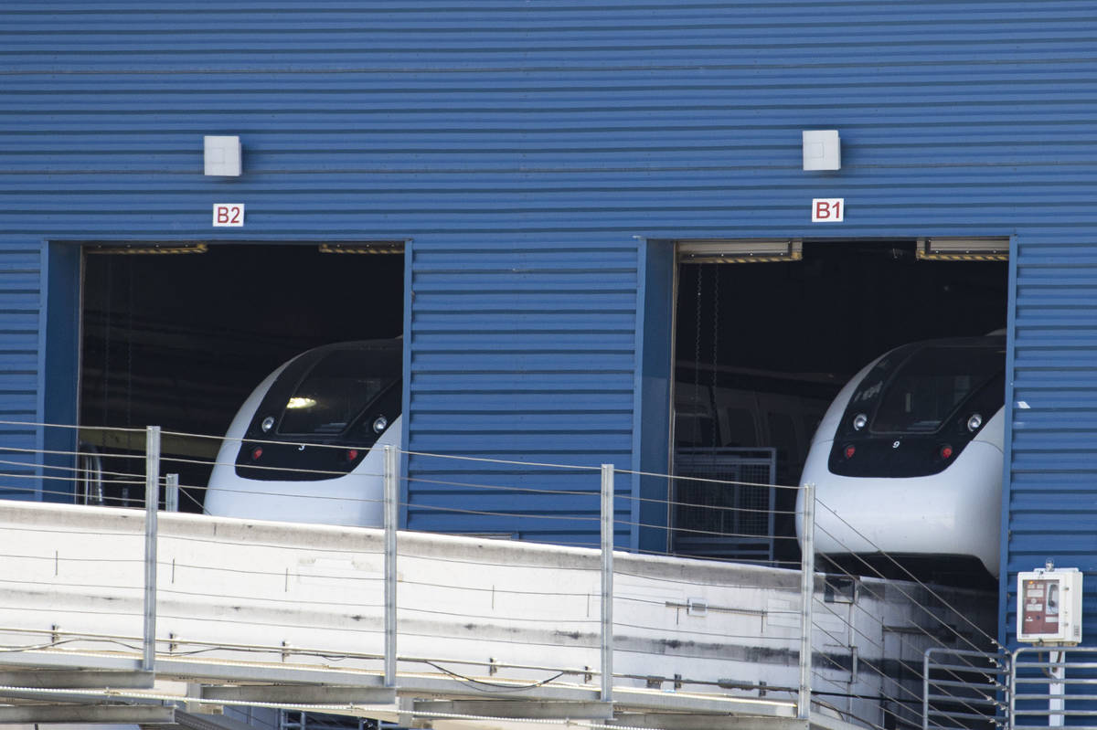 Los trenes del monorriel de Las Vegas estacionados dentro del Monorail Garage en Joe W. Brown D ...