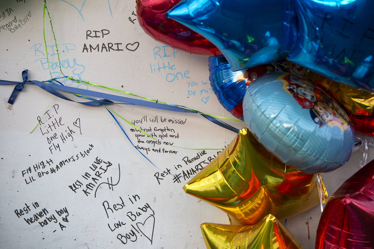 Muchas personas se reúnen para escribirle mensajes a la familia y a Amari Nicholson, fallecido ...