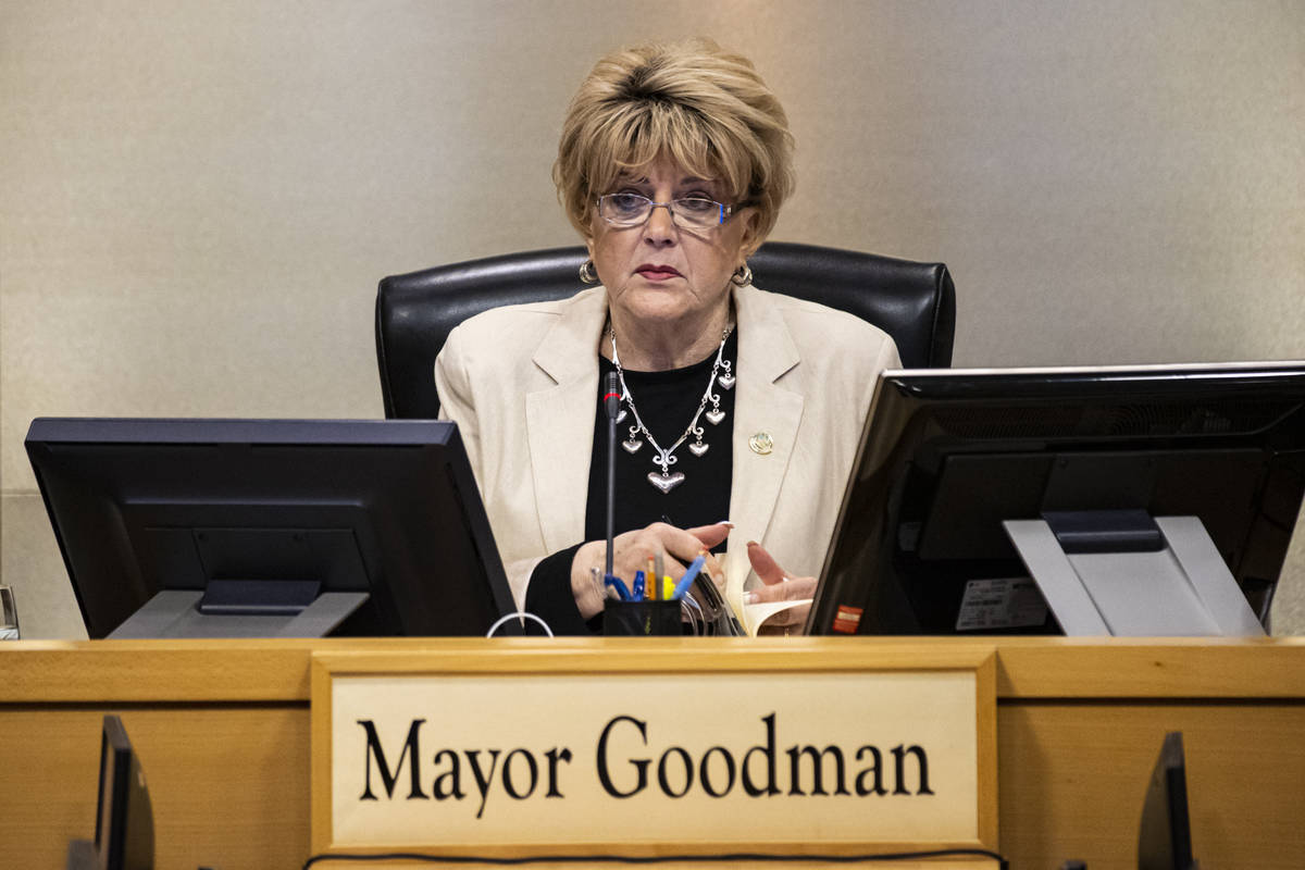 La alcaldesa de Las Vegas, Carolyn Goodman, habla durante una reunión del Consejo Municipal de ...