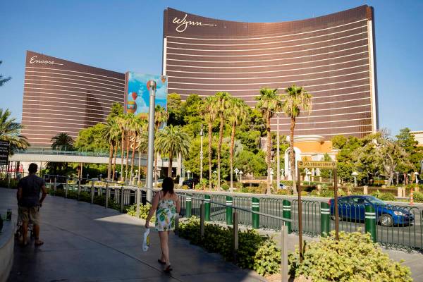 Una vista del Wynn Las Vegas y Encore en el Strip de Las Vegas el jueves, 6 de agosto de 2020, ...